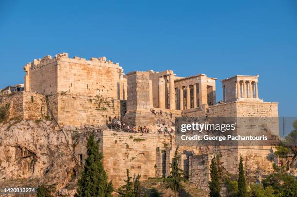 crowds at the propylaea of  the acropolis of athens, greece - athens - greece stock-fotos und bilder