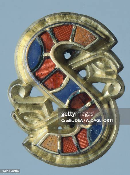 7th century S-shaped gilt silver fibula, embellished with gemstones and enamels. Goldsmith's art, Longobard civilization.