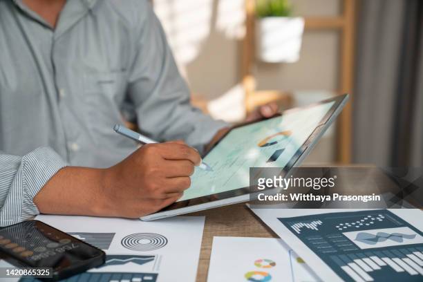 businessman working with financial report charts, business analytics - 贊助者 個照片及圖片檔