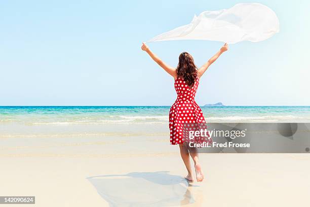 woman on beach - red dress 個照片及圖片檔