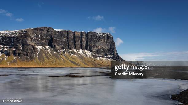 iceland lómagnúpur in winter mountain ridge lomagnupur - hill range stockfoto's en -beelden