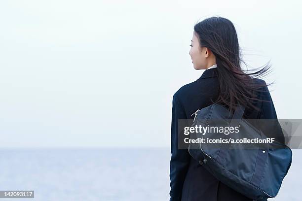 high school girl looking at the ocean - female high school student 個照片及圖片檔