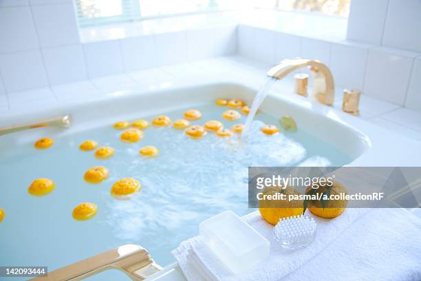 yuzu citrus fruits in bath - yuzu photos et images de collection