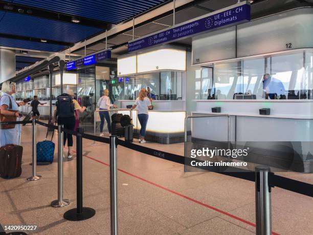 ジュネーブ空港パスポートコントロール、スイス - 通関士 ストックフォトと画像