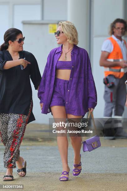 Florence Pugh is seen arriving at Venice airport during the 79th Venice International Film Festival on September 05, 2022 in Venice, Italy.