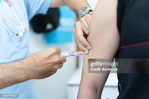 close-up of a enfermero irreconocible vaccinating a person - enfermero stock pictures, royalty-free photos & images