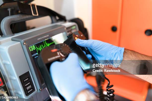 selective focus of a defibrillator monitor - paramedic photos et images de collection