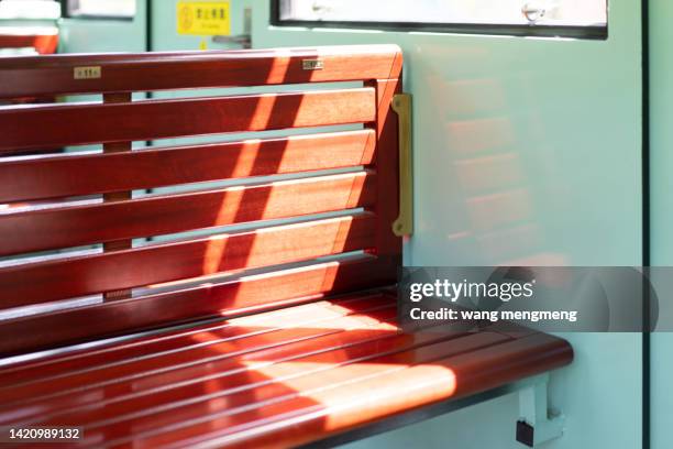 empty seats by the window in the train - 成一排 stock pictures, royalty-free photos & images