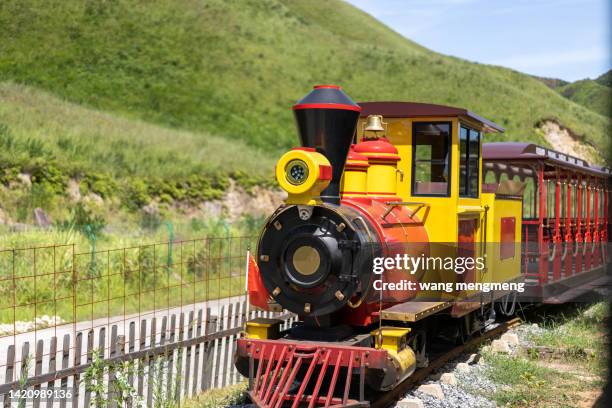 sightseeing train - 山 stock pictures, royalty-free photos & images