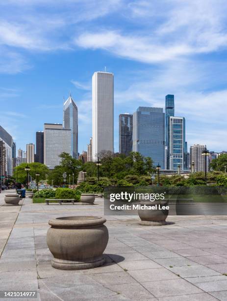 grant park and sunny chicago skyline - town square america stock pictures, royalty-free photos & images