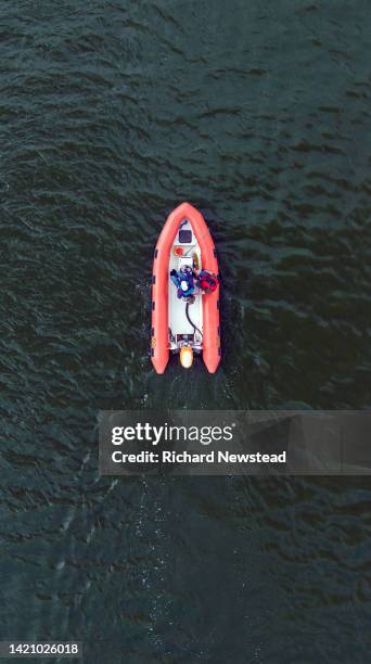 inflatable boat - bote neumático fotografías e imágenes de stock