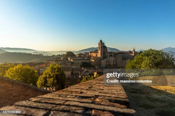 panorama on the city of urbino in the early morning - marche italia - fotografias e filmes do acervo