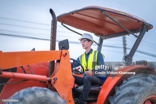 Contractor Loading Contractor Loading Truck Photos and Premium High Res Pictures - Getty ...