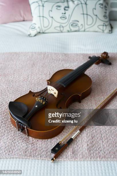 violin on bed - classical stockfoto's en -beelden