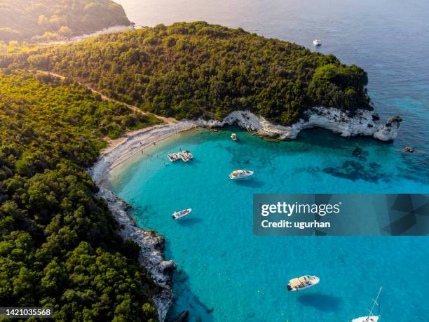 vue aérienne de l’île d’antipaxos près de corfou, grèce. - bay photos et images de collection