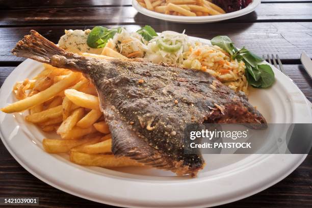 fried flounder fish with french fries and salad. - platija pez plano fotografías e imágenes de stock
