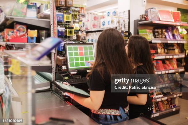 Computer Store Team Computer Store Employee Photos and Premium High Res Pictures - Getty Images