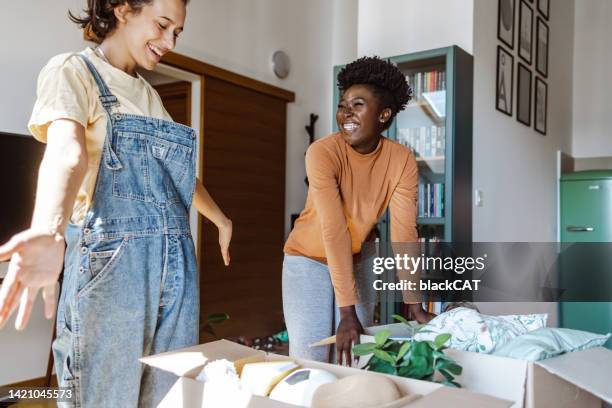 colegas de quarto trazem coisas para o novo apartamento - parceiro de apartamento - fotografias e filmes do acervo