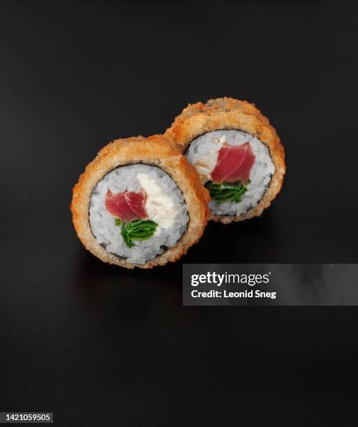 tempura maki sushi with tuna on black background closeup - 天ぷら ストックフォトと画像