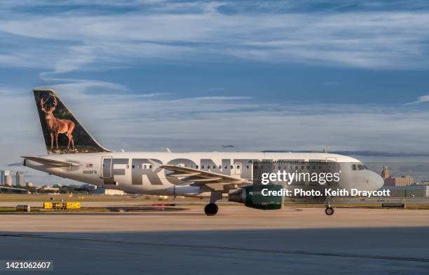 tampa international airport, florida - december 7th, 2015 - frontier airlines, airbus a319-111, n918fr "jake the white-tailed deer" taxiing towards the runway for take off. - airbus a319 111 stock pictures, royalty-free photos & images