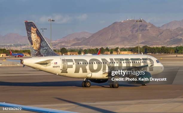 frontier airlines a319-111 - n919fr - airbus a319 111 stock pictures, royalty-free photos & images