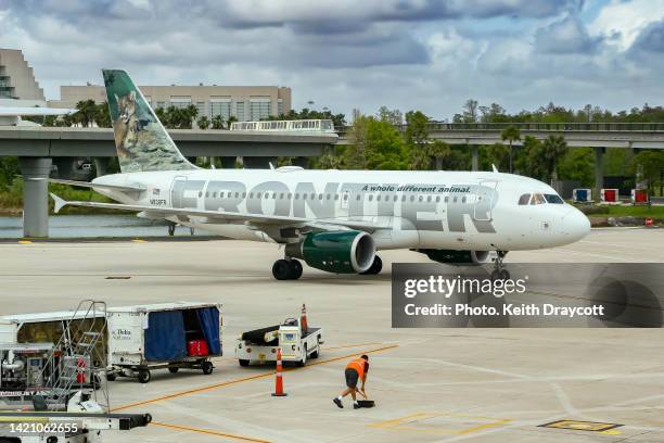 frontier airlines a319-111 - n930fr - airbus a319 111 stock pictures, royalty-free photos & images