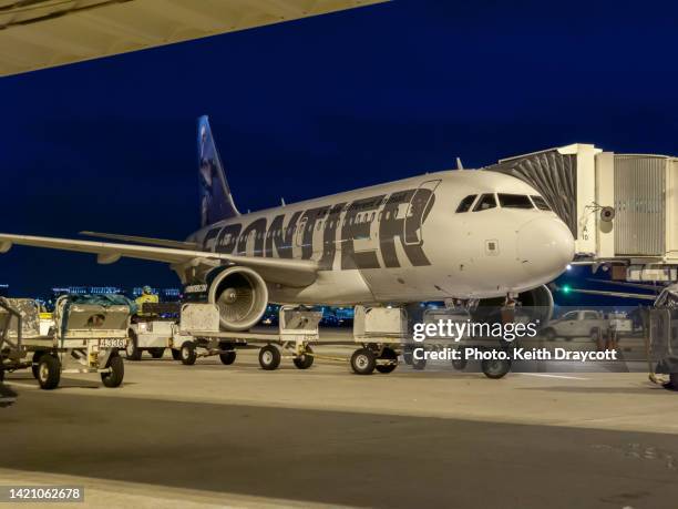 frontier airlines a319-111 - n948fr - airbus a319 111 stock pictures, royalty-free photos & images