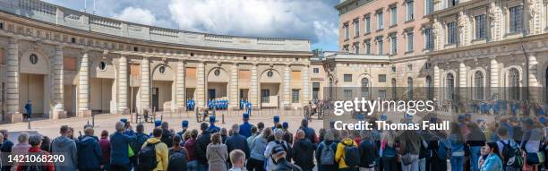 changing of the guard and tourists at the royal palace in stockholm, sweden - military ceremony stock pictures, royalty-free photos & images