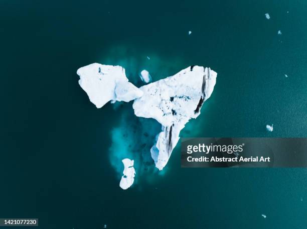 aerial photo looking down on an iceberg in jökulsárlón lagoon, iceland - laboratory for the symptoms of global warming stockfoto's en -beelden