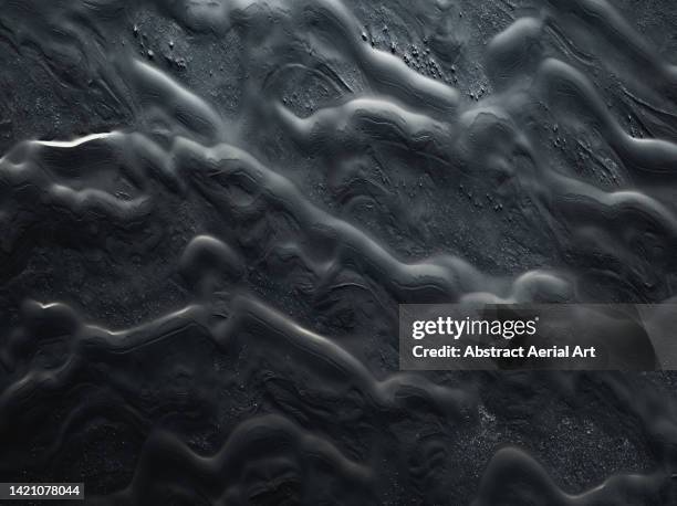 sand dunes on a volcanic beach seen from directly above, iceland - vulkanisch gesteente stockfoto's en -beelden