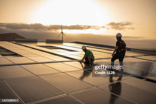 alternative energy resources like solar and wind - energia renovável imagens e fotografias de stock