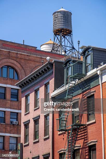 one of the famous roof water tanks in new york - water tower storage tank stock pictures, royalty-free photos & images