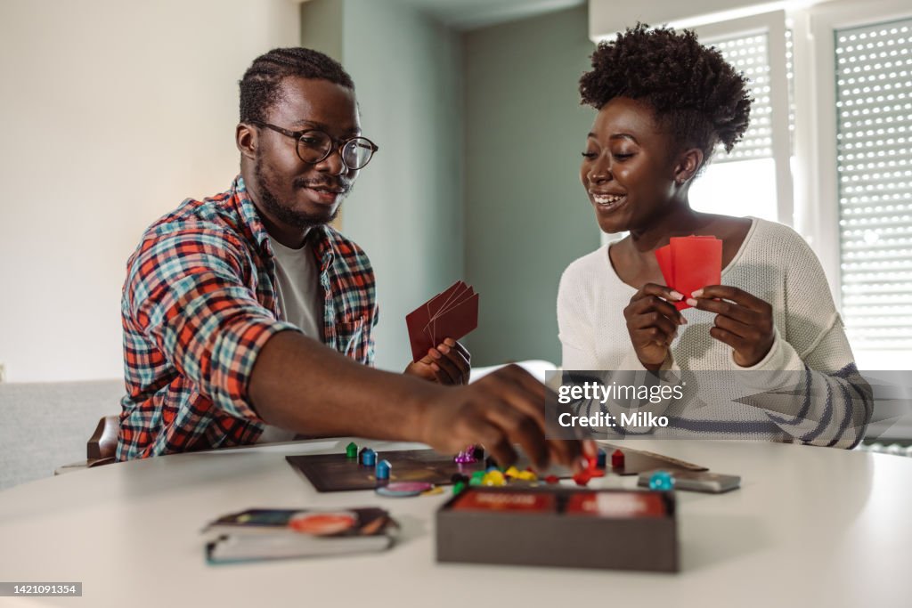 Les jeunes s’amusent à la maison et jouent à des jeux de société