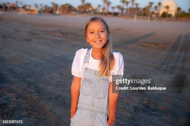 portrait of girl 10 - 12 years old - 12 13 years photos photos et images de collection