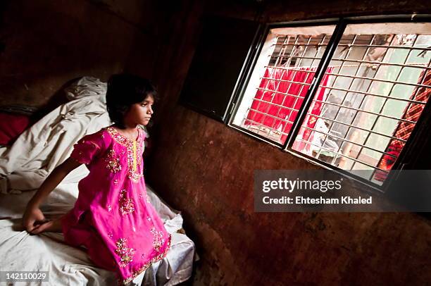 girl sitting on bed - bengali girl - fotografias e filmes do acervo