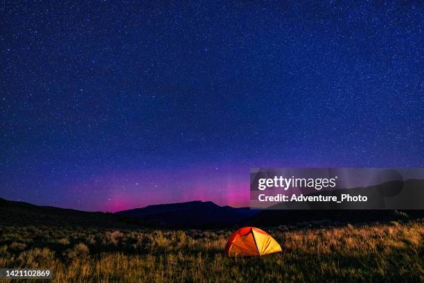 ポラリス北極星の周りに星が輝くテント - aurora colorado ストックフォトと画像