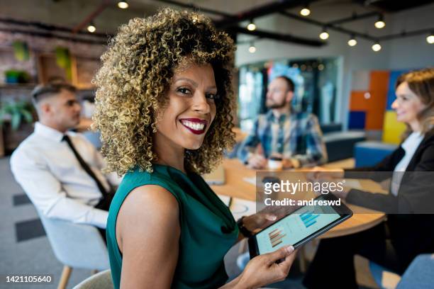 geschäftsfrau im coworking mit digitalem tablet - menschen brasilien stock-fotos und bilder