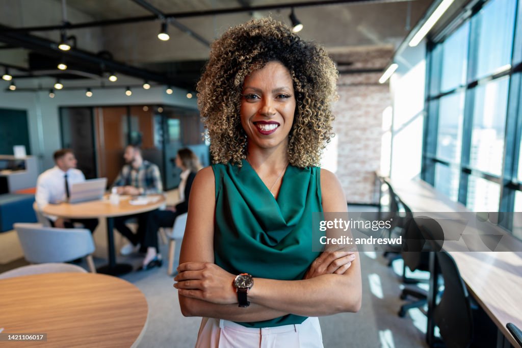 Empresária em coworking pessoas de negócios