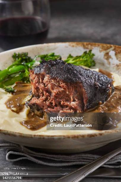 red wine braised beef cheek with creamy mashed potatoes - molho de pimenta imagens e fotografias de stock