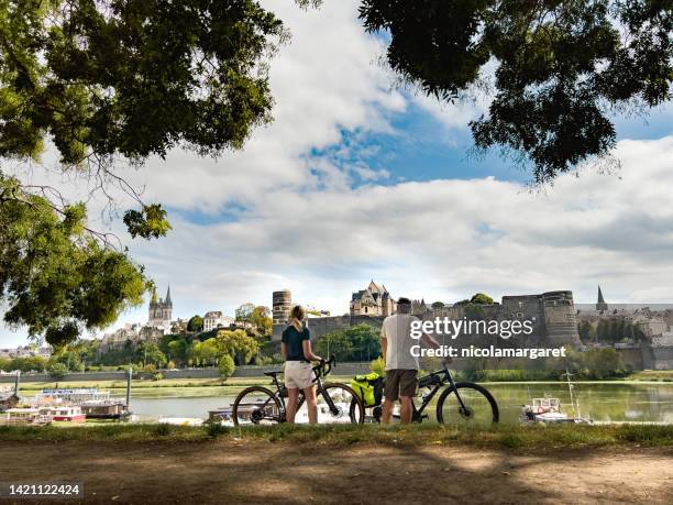 radfahren in frankreich. schloss angers - castle france stock-fotos und bilder