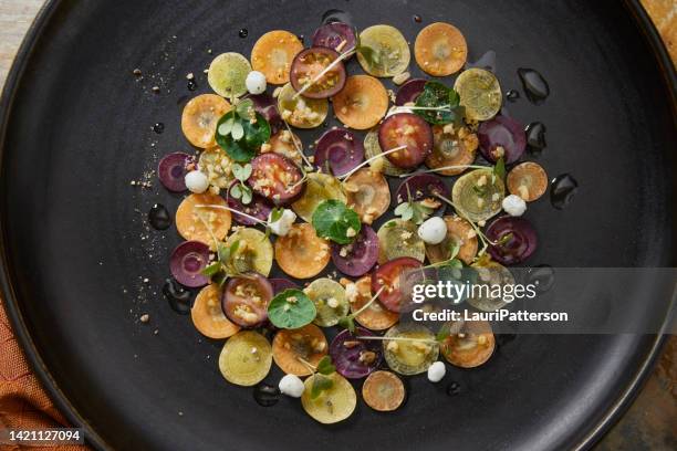 regenbogen-karotten-carpaccio - carpaccio stock-fotos und bilder