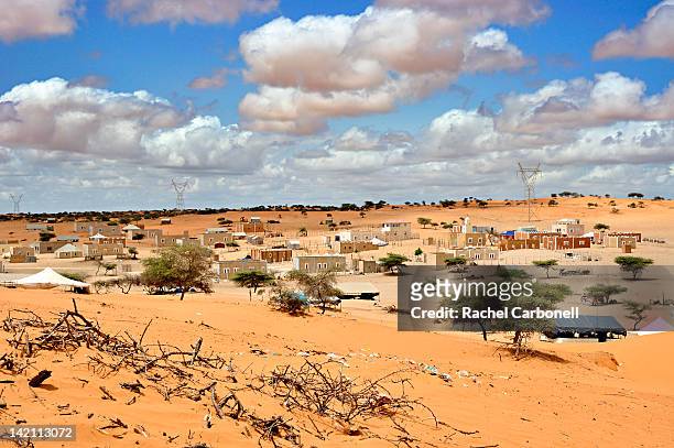 typical village in mauritania sahara desert - mauritania fotografías e imágenes de stock