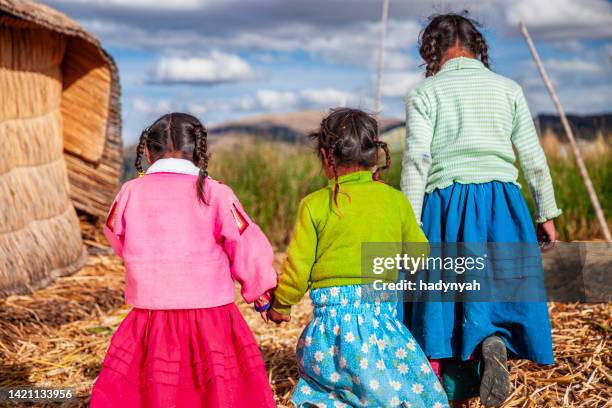 glückliche kinder auf der schwimmenden insel uros, tititcaca-see, peru - uros inseln stock-fotos und bilder