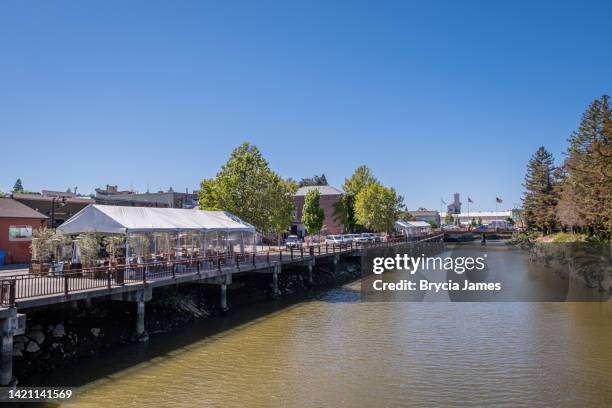 blick entlang des petaluma-flusses - petaluma stock-fotos und bilder