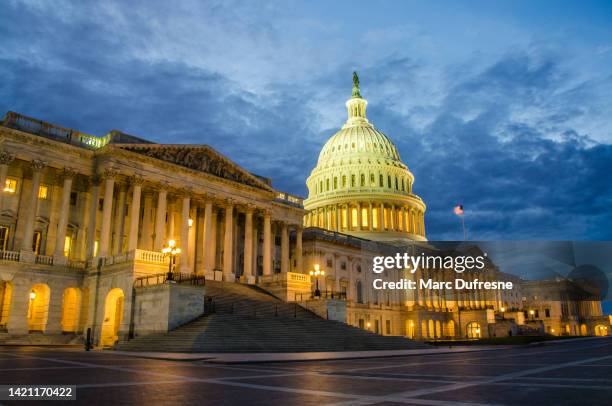 fachada frontal del capitolio de washington dc por la noche - congreso de los estados unidos fotografías e imágenes de stock