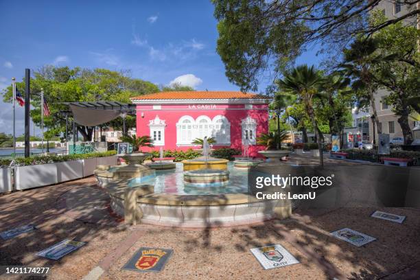 a fountain at plaza de la dársena, san juan, puerto rico - dársena stockfoto's en -beelden