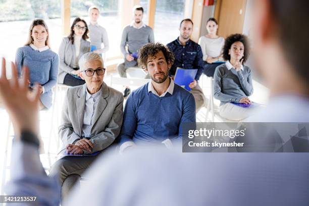 große gruppe von geschäftsleuten bei der präsentation im boardroom. - men and women in a large group listening stock-fotos und bilder