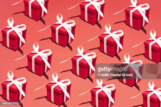 christmas presents - wrapping paper stock-fotos und bilder