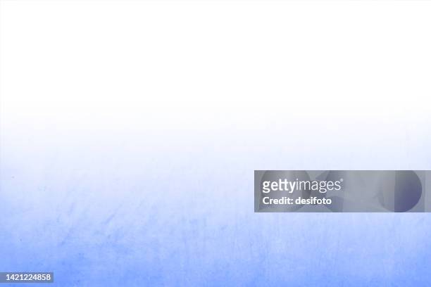 helles himmelblau und verblasstes weiß gefärbte fleckige rustikale und verschmierte gemalte strukturierte rohlinge leere horizontale ombre-vektorhintergründe mit subtilem textureffekt - ombre stock-grafiken, -clipart, -cartoons und -symbole