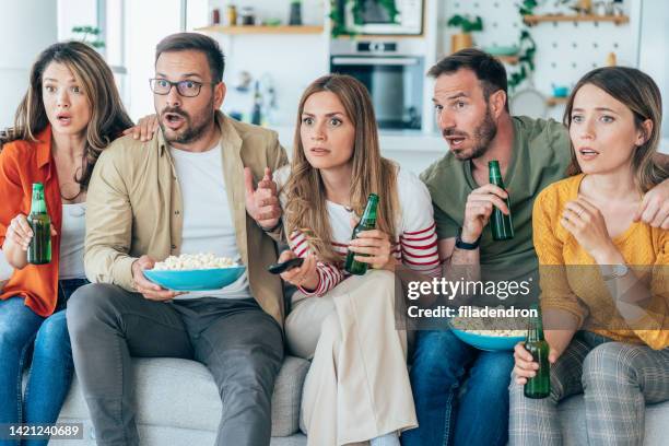 friends watching tv - social tv awards stockfoto's en -beelden